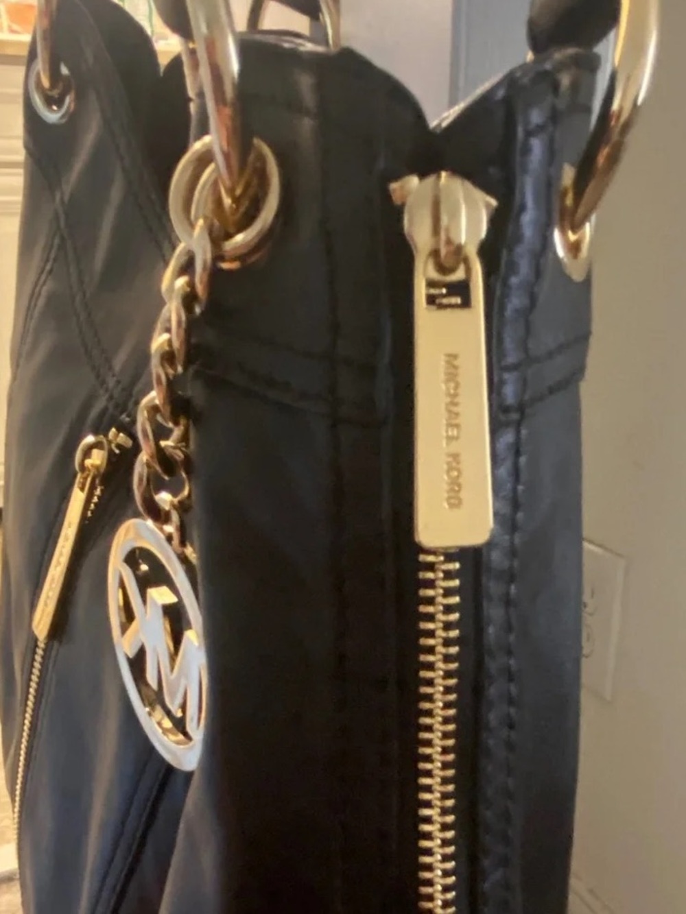 EUC  Michael Kors Moxley Black Leather Gold Zippers Details Shoulder Bag 🍒 - Picture 8 of 17